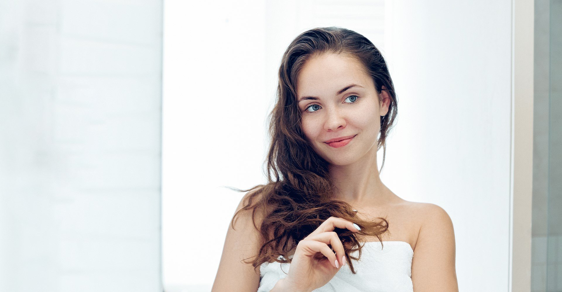 Modelo branca com cabelo médio