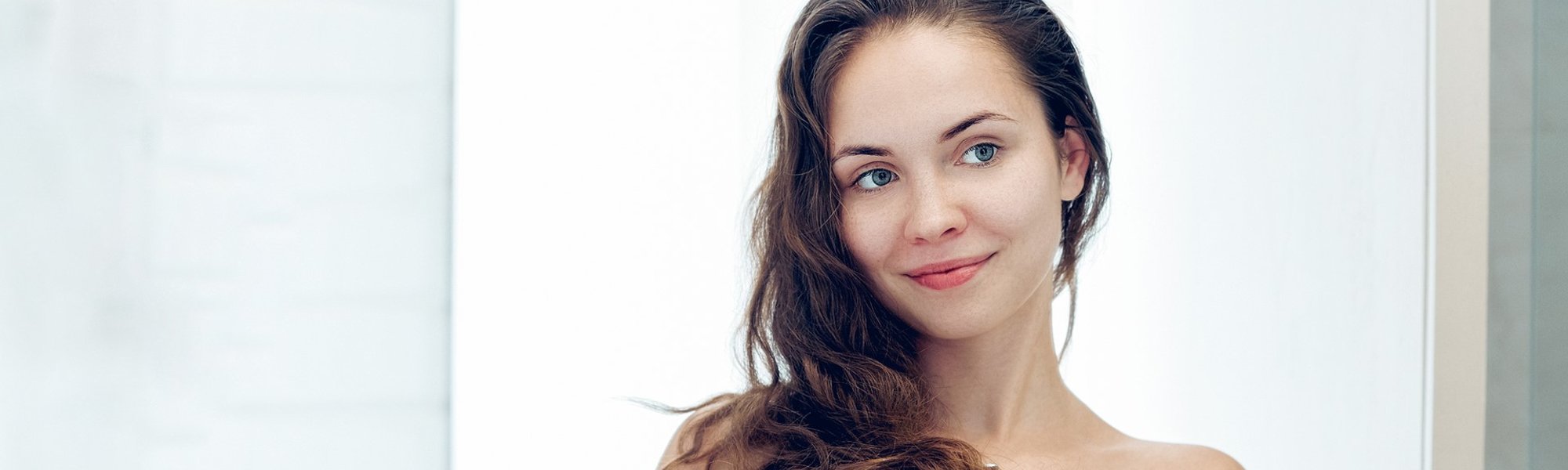 Modelo branca com cabelo médio