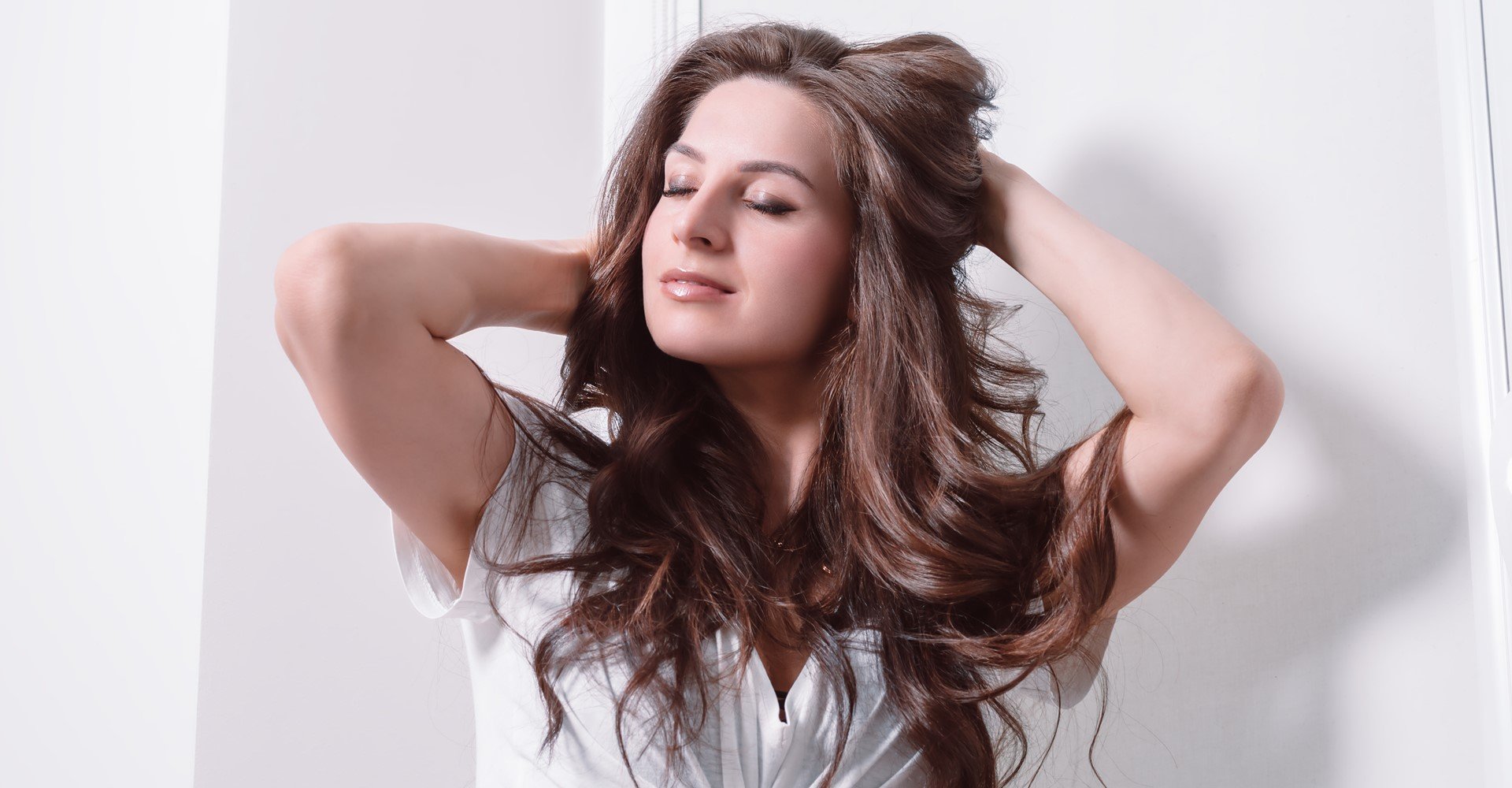 Modelo branca com cabelo castanho e longo