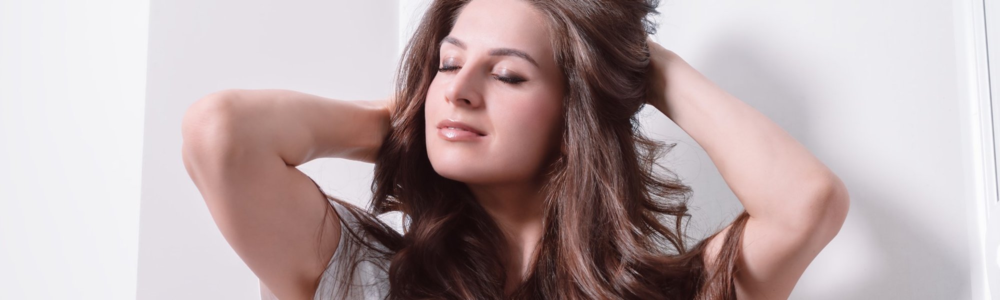 Modelo branca com cabelo castanho e longo