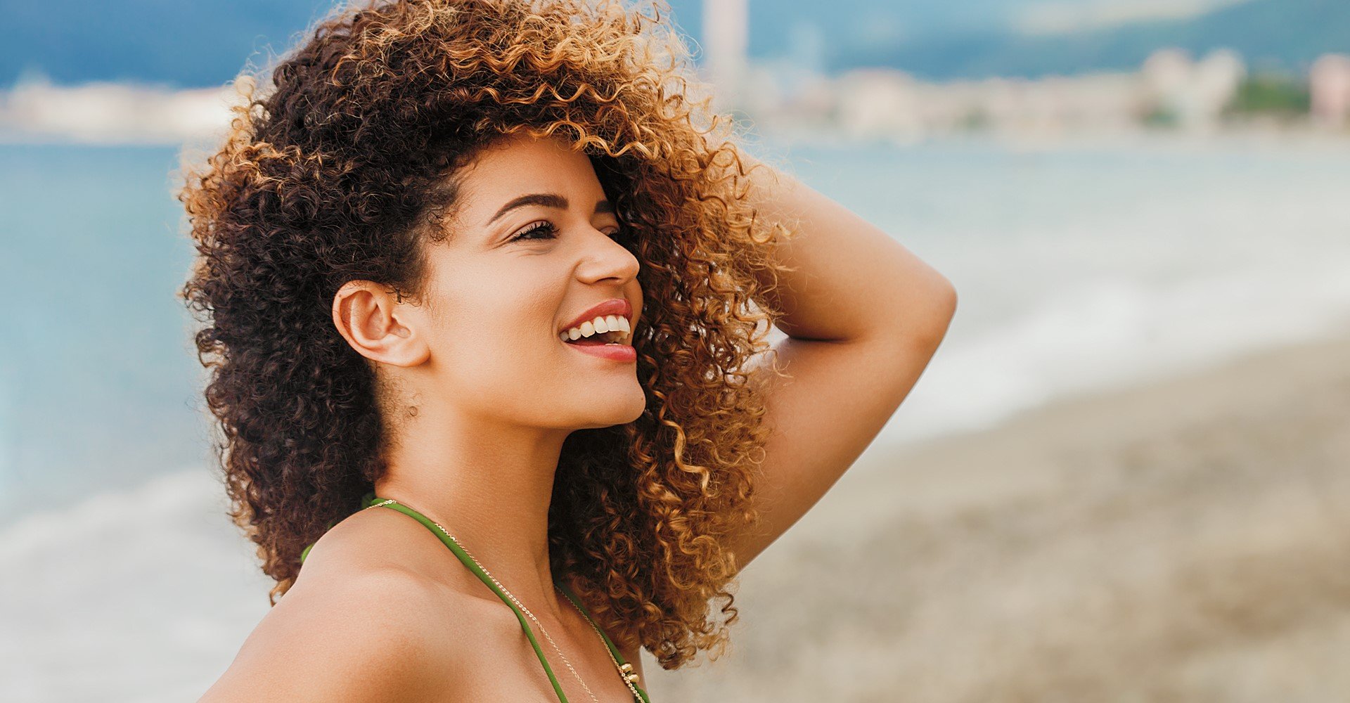 Modelo negra com cabelo cacheado