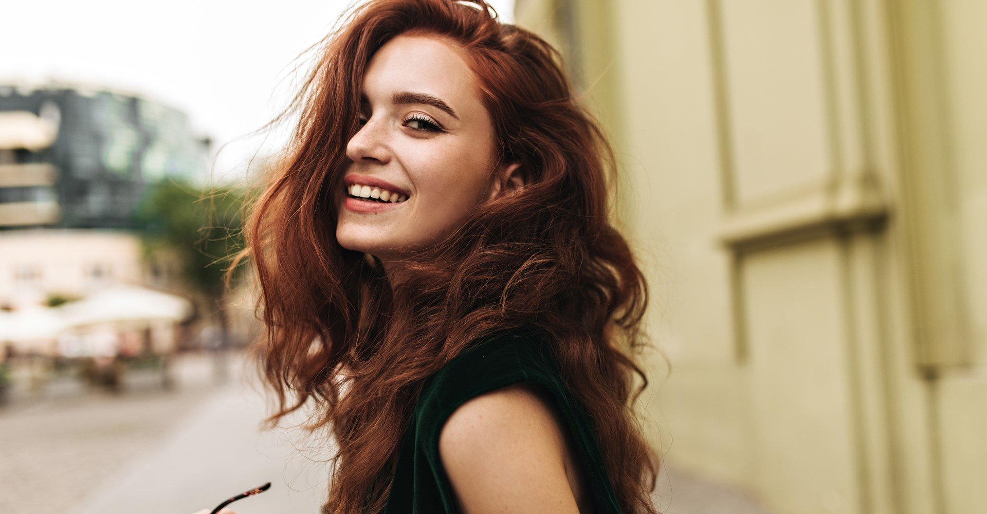 Modelo branca com cabelo ondulado e ruivo