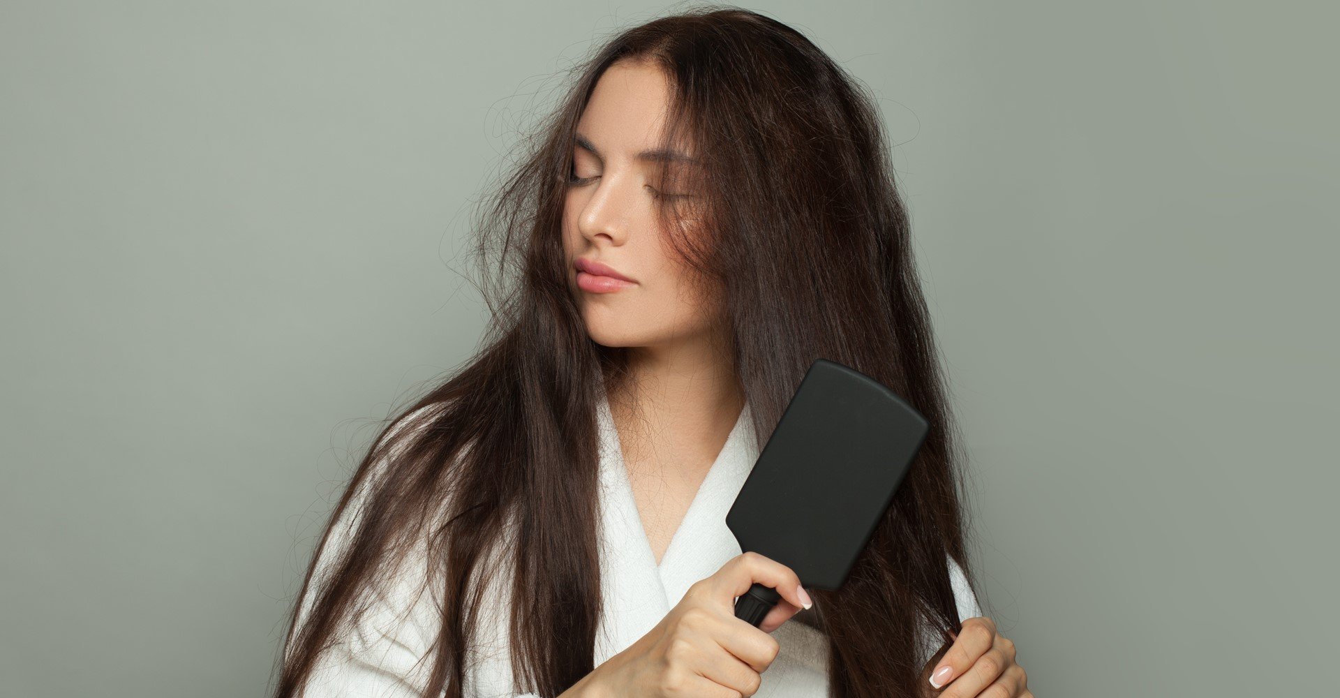 Modelo branca penteando seus cabelos