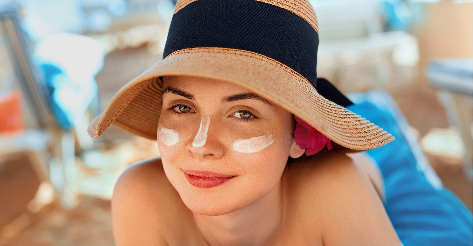 Modelo branca com protetor solar no rosto