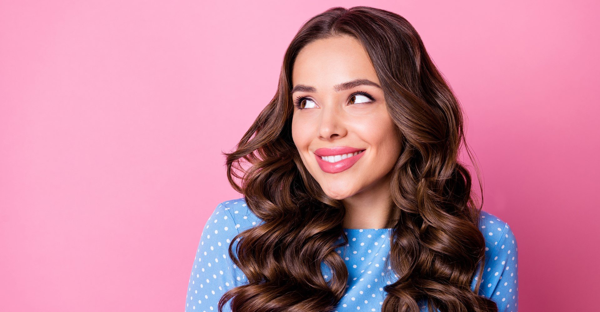 Modelo branca com cabelo ondulado