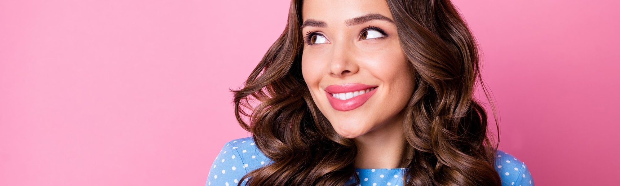 Modelo branca com cabelo ondulado