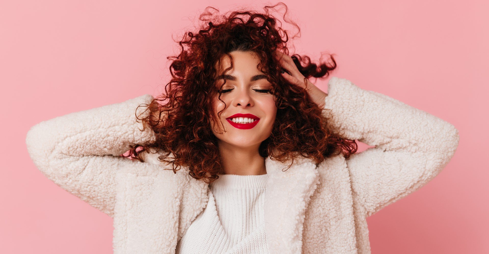 Modelo branca com cabelo cacheado