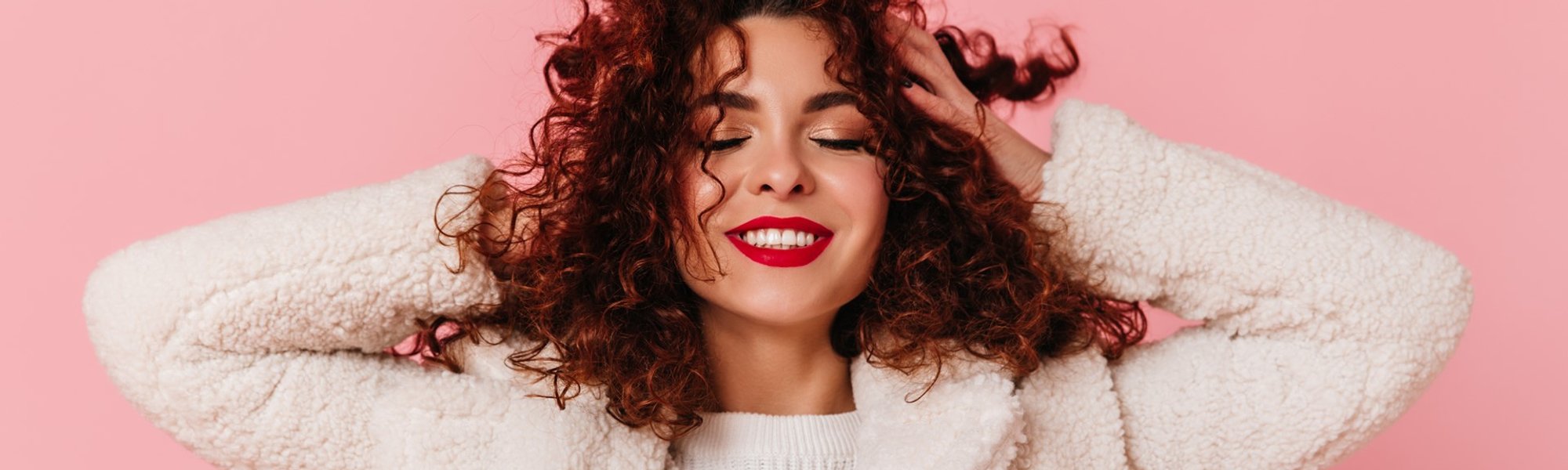 Modelo branca com cabelo cacheado