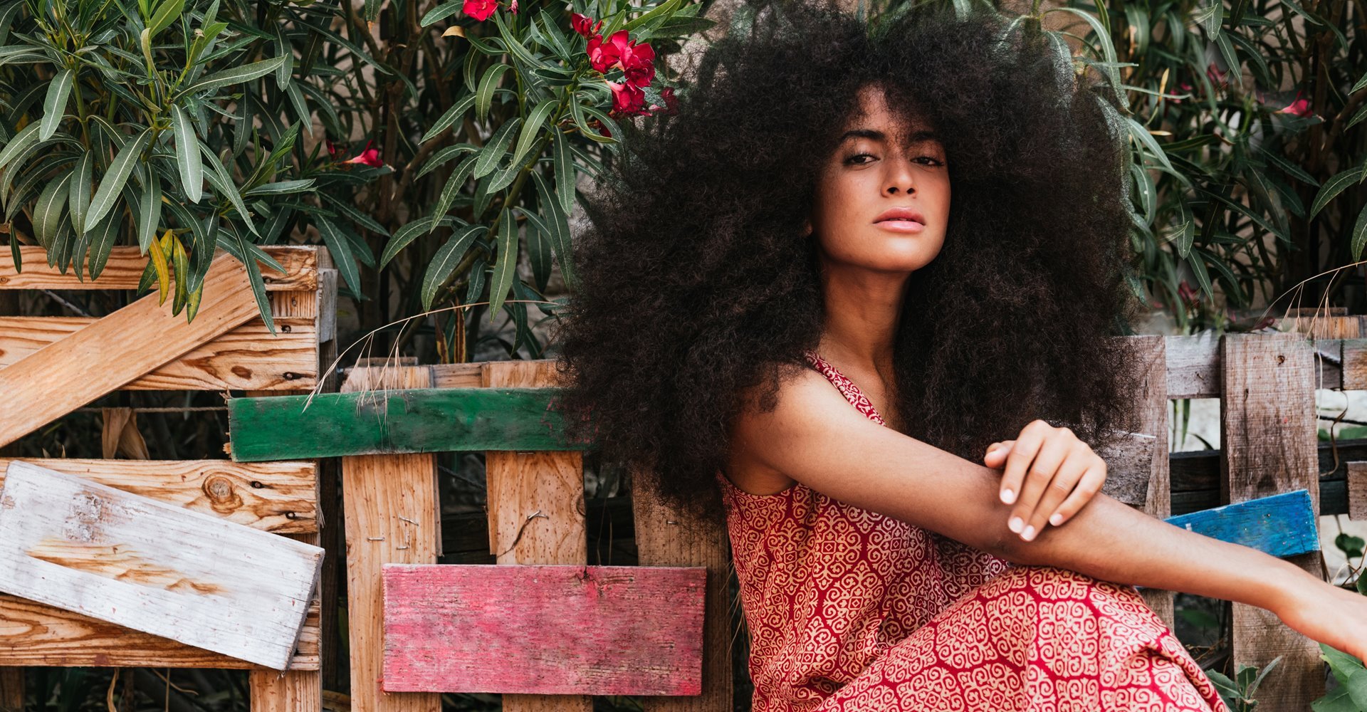 Modelo negra com cabelo longo e crespo