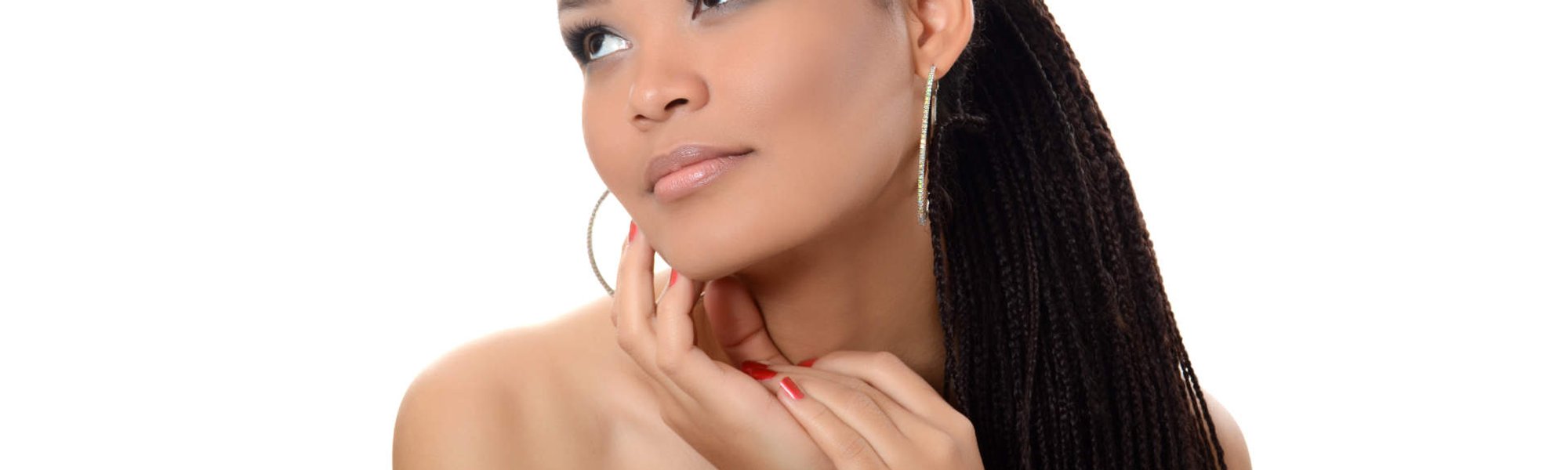 Modelo negra com trança no cabelo