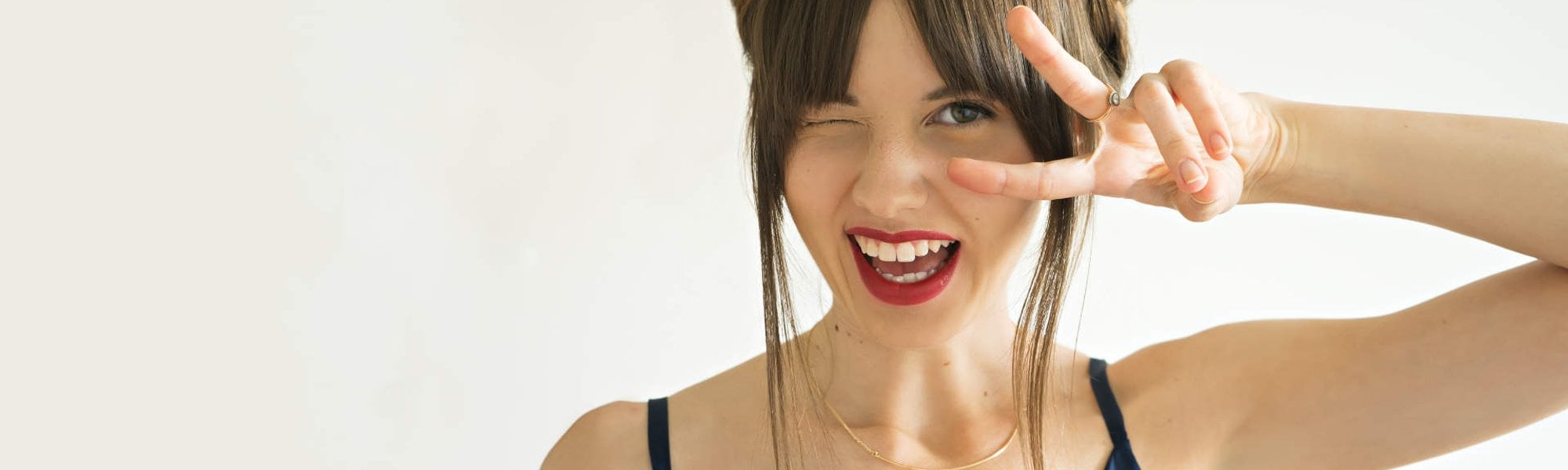 Modelo branca com cabelo liso e franja