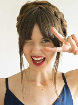 Modelo branca com cabelo liso e franja