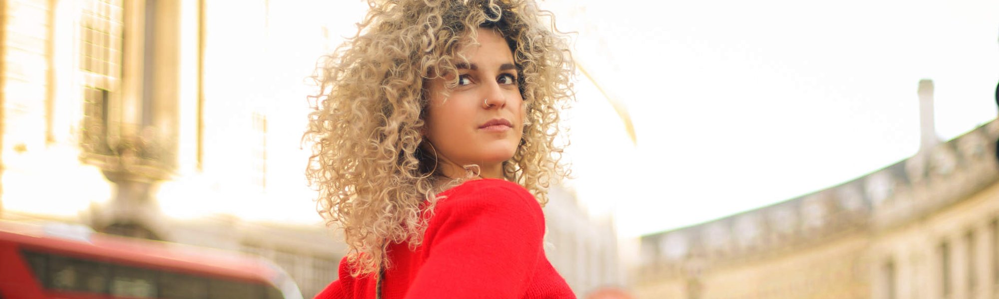 Modelo branca com cabelo cacheado e loiro