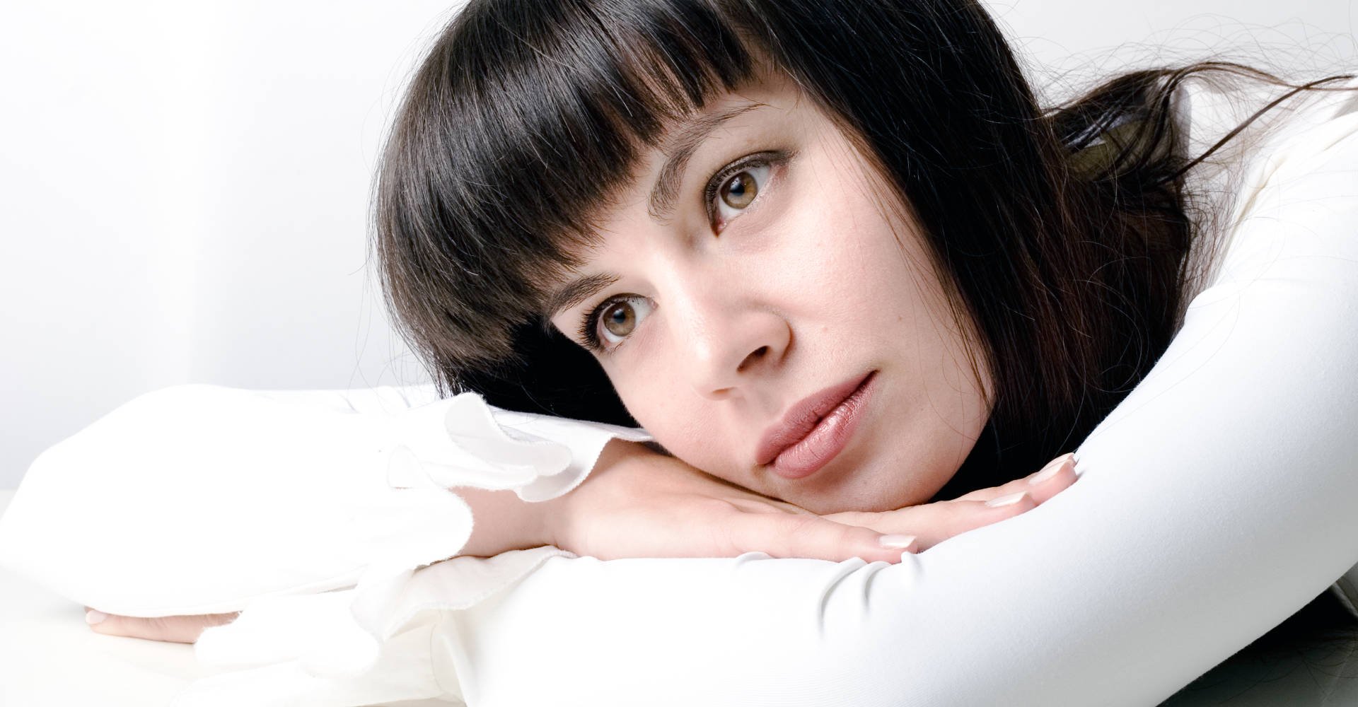 Modelo branca com cabelo com franja e liso