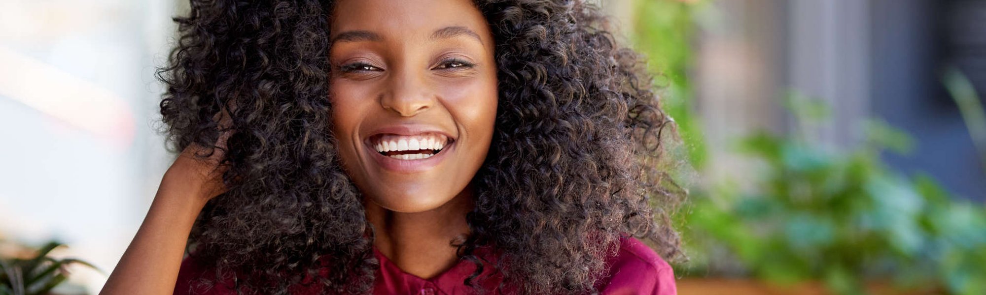 Modelo negra com cabelo cacheado