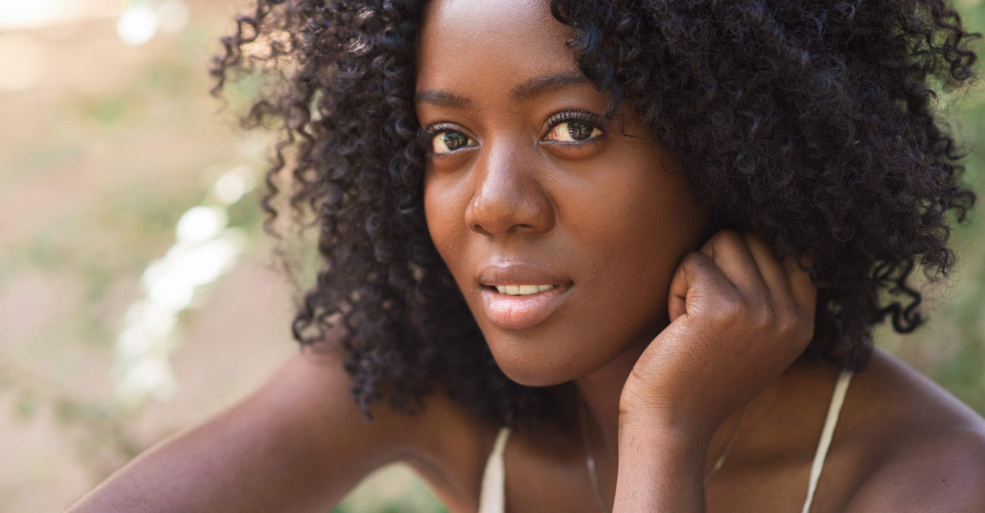 Modelo negra com cabelo cacheado