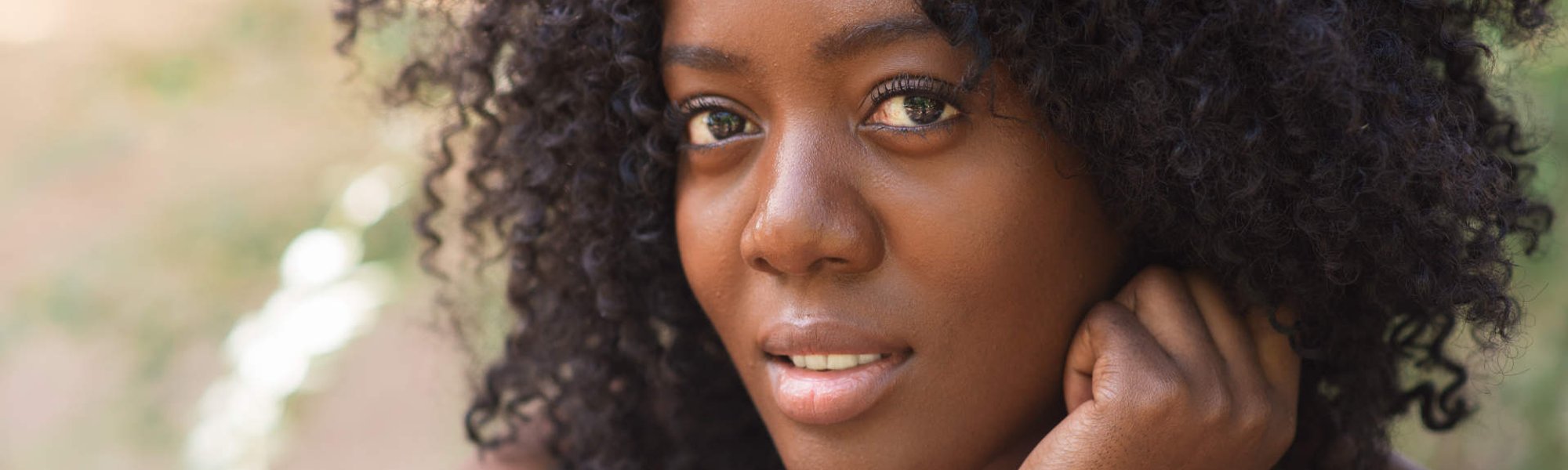 Modelo negra com cabelo cacheado