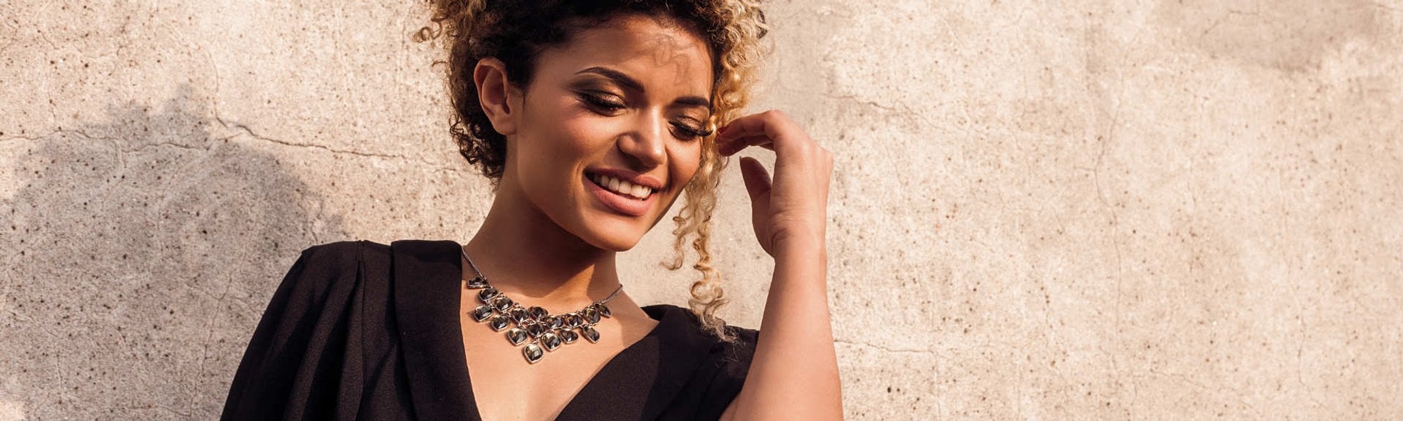 Modelo negra com cabelo cacheado e loiro
