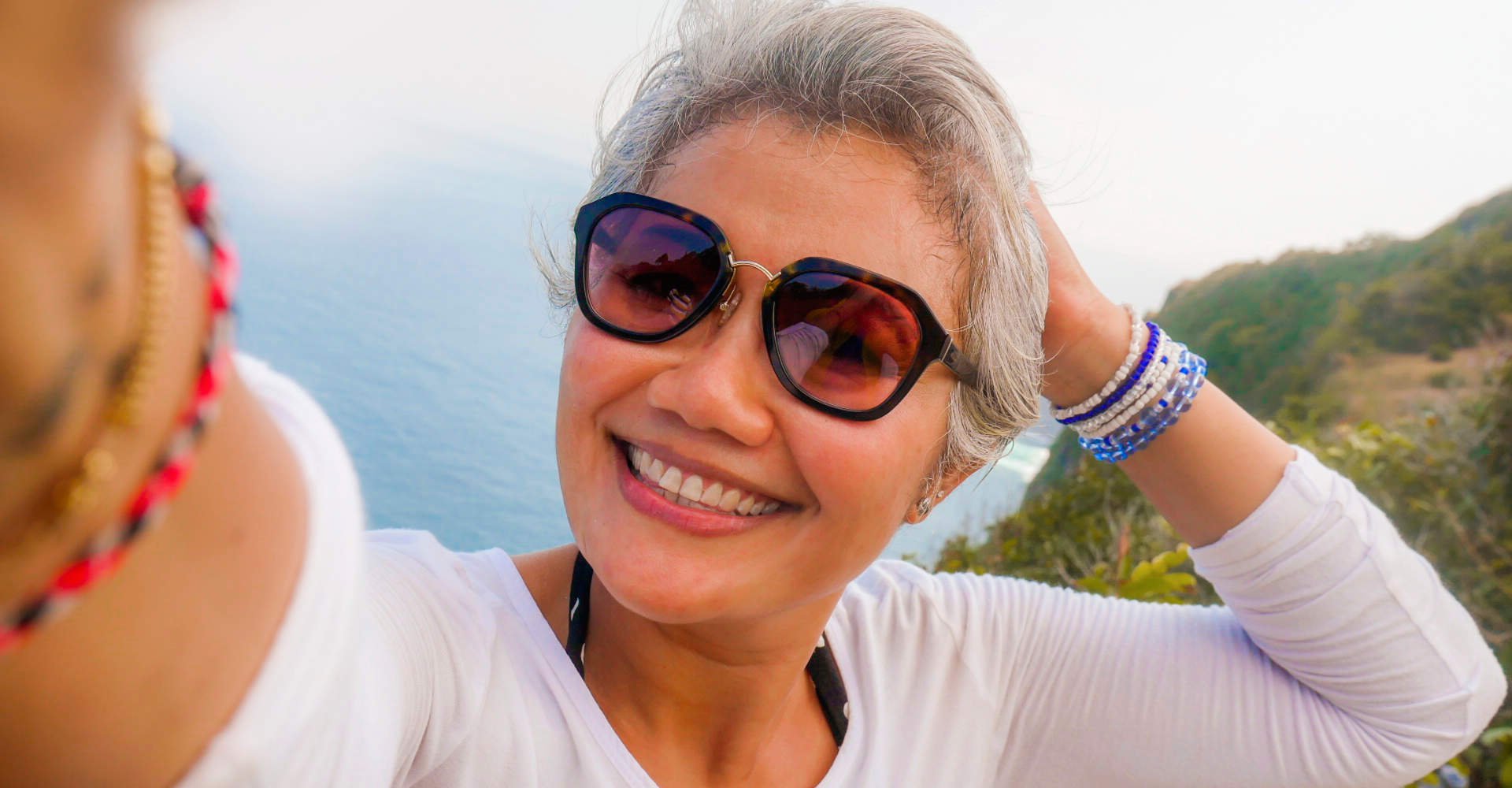 mulher meia idade exibe seus cabelos brancos