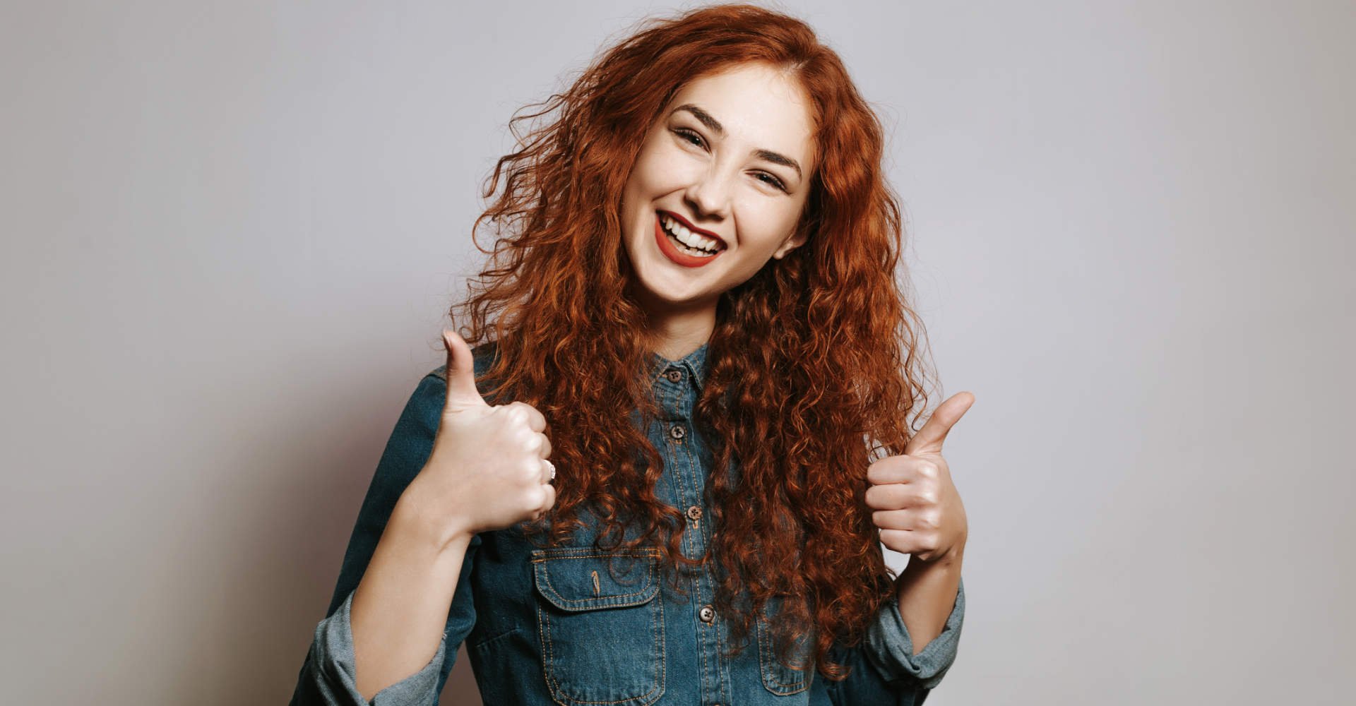 mulher exibe cabelos ruivos