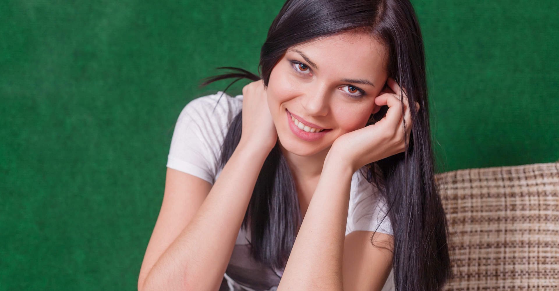 mulher exibe cabelos lisos e escuros