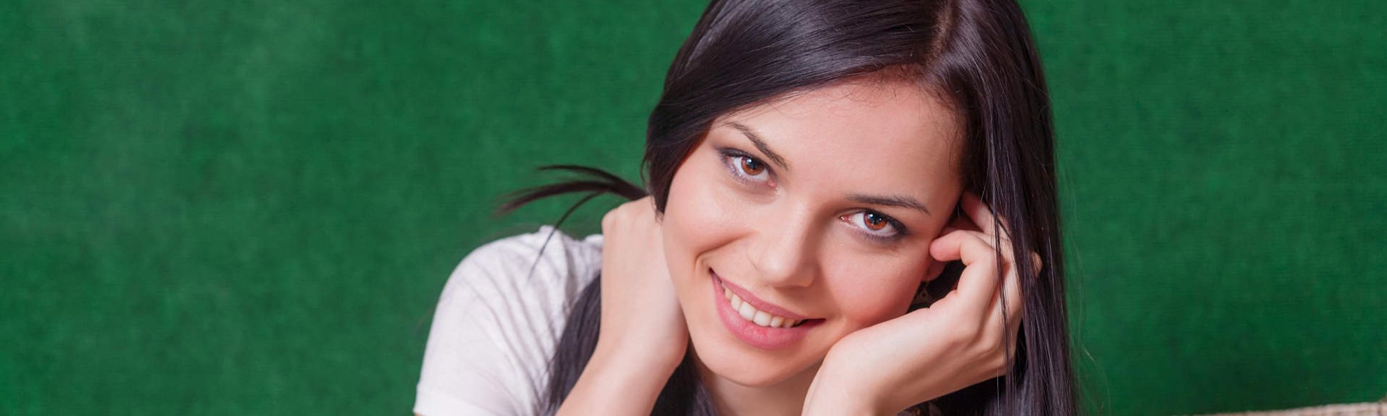 mulher exibe cabelos lisos e escuros