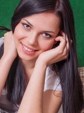 mulher exibe cabelos lisos e escuros