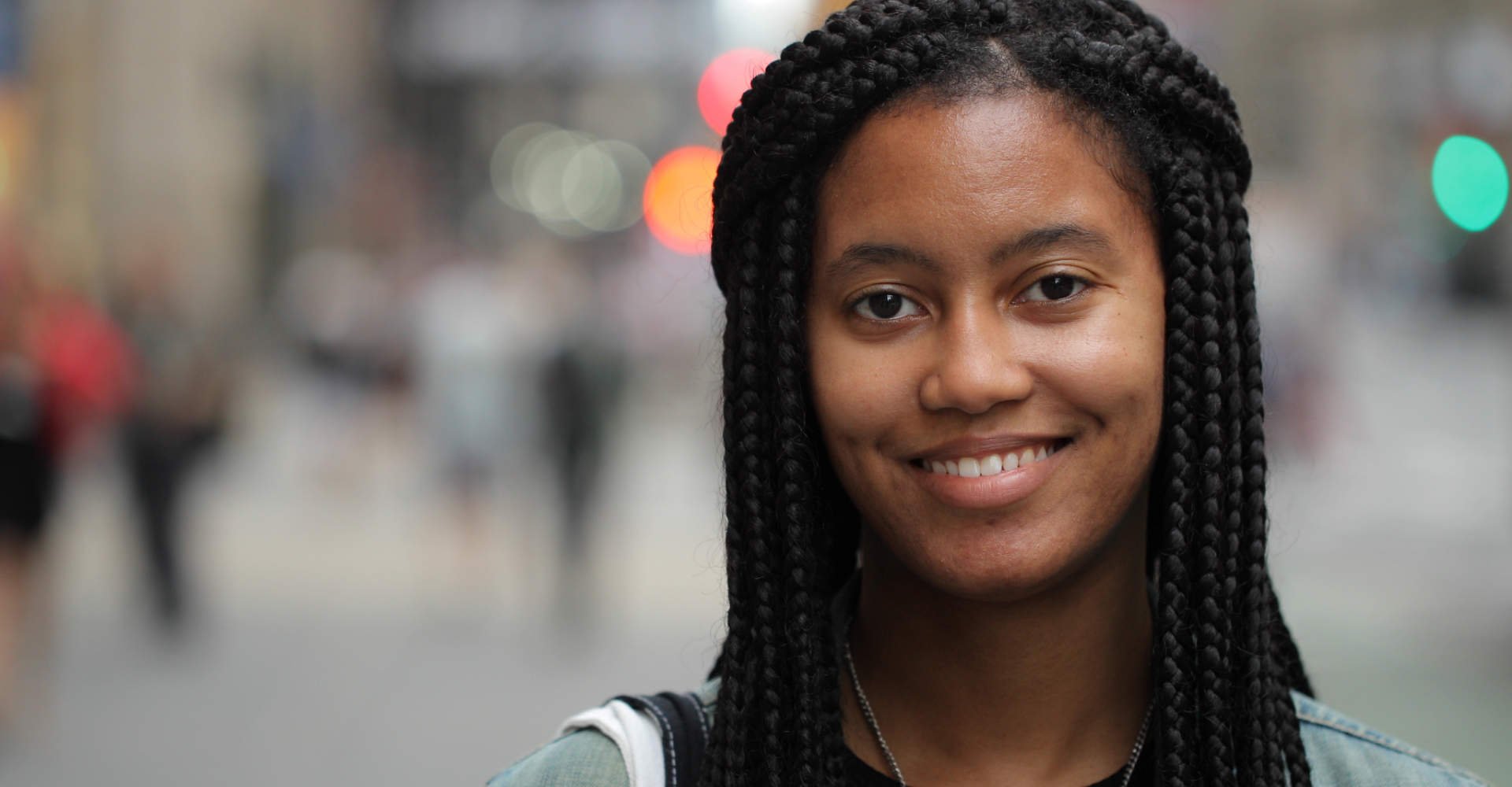 mulher exibe cabelos com tranças do tipo "box braid"