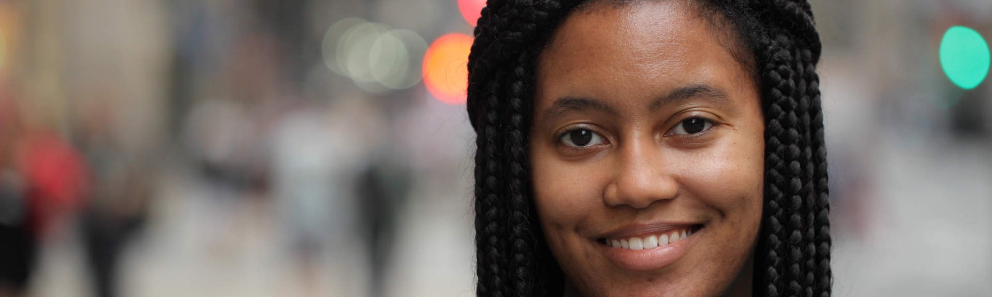 mulher exibe cabelos com tranças do tipo "box braid"