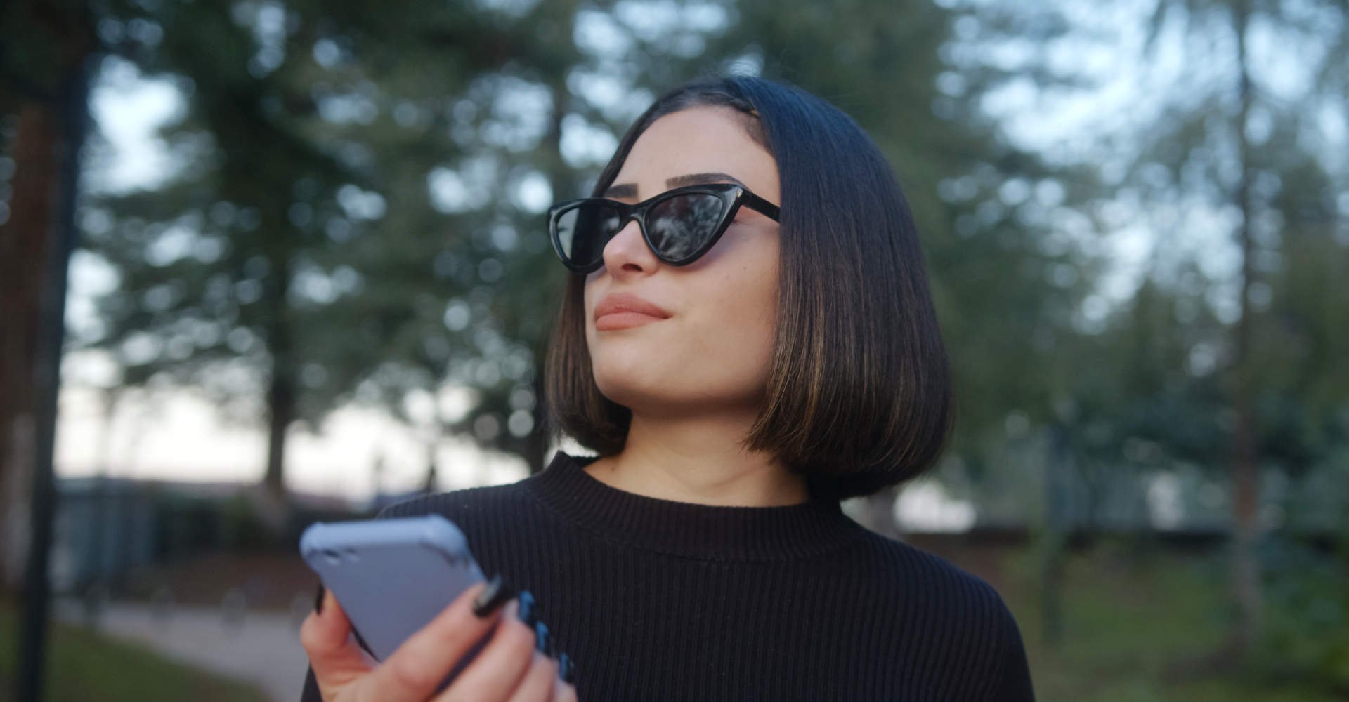 mulher exibe corte chanel