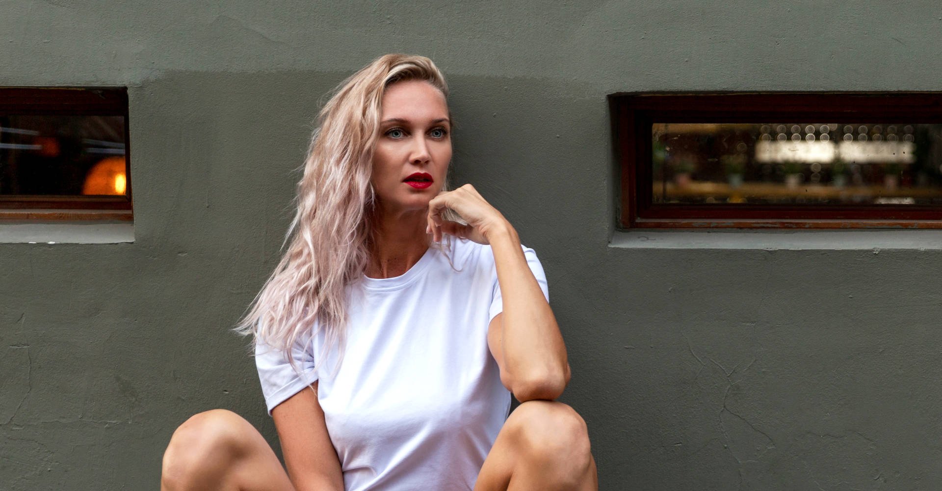 mulher exibe cabelo loiro platinado