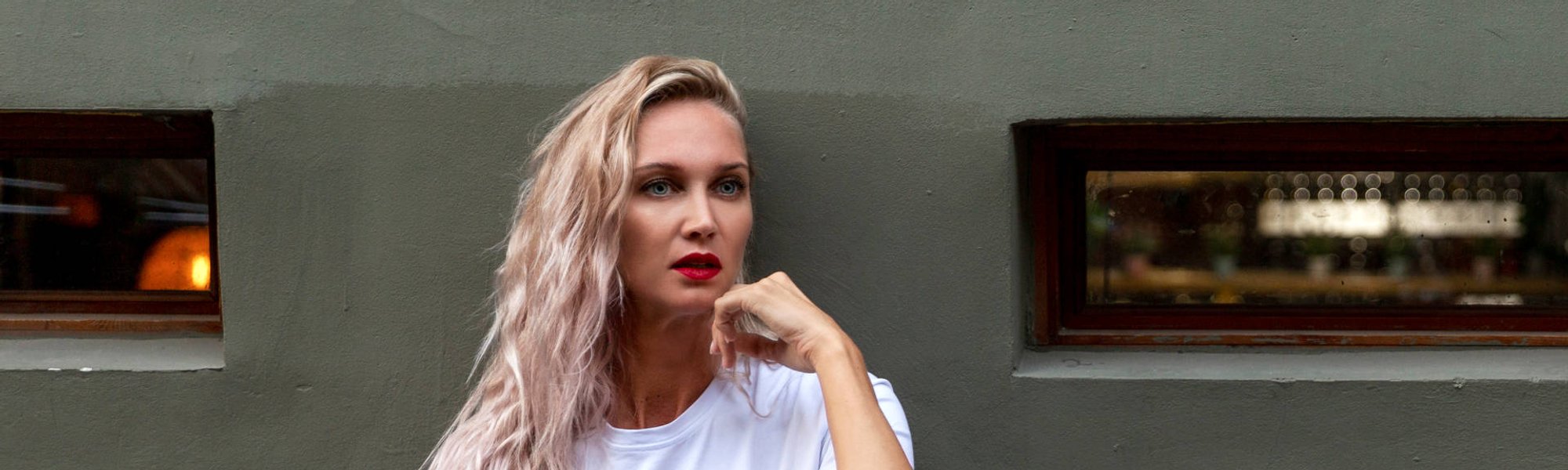 mulher exibe cabelo loiro platinado