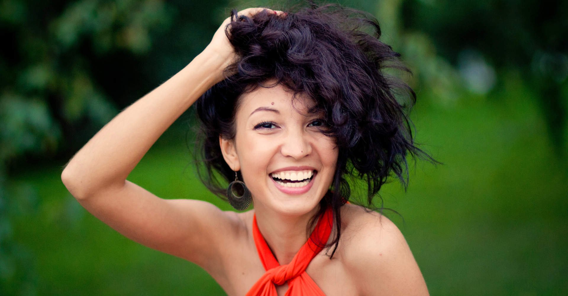 mulher exibe seus cabelos