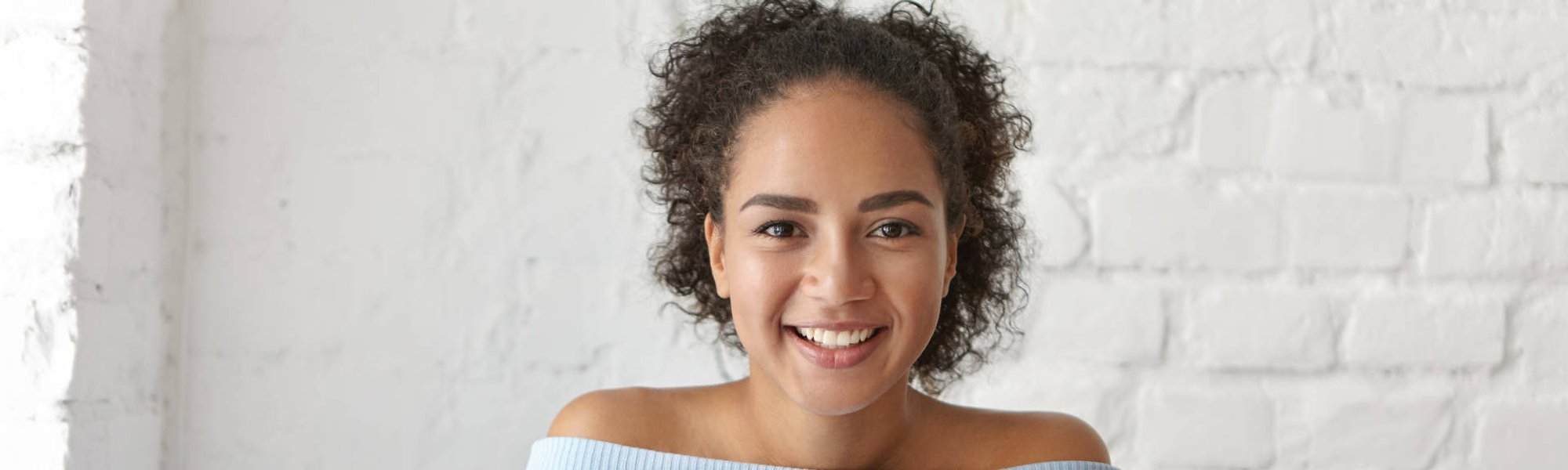 mulher exibe cabelo crespo com frizz