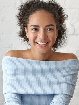 mulher exibe cabelo crespo com frizz
