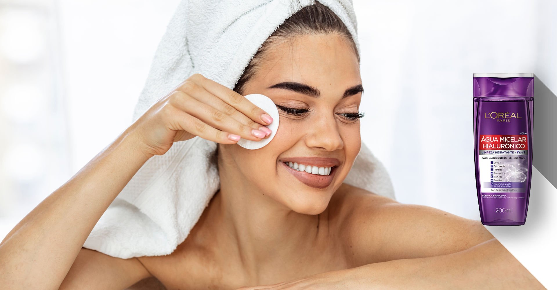 mulher limpando o rosto com água micelar