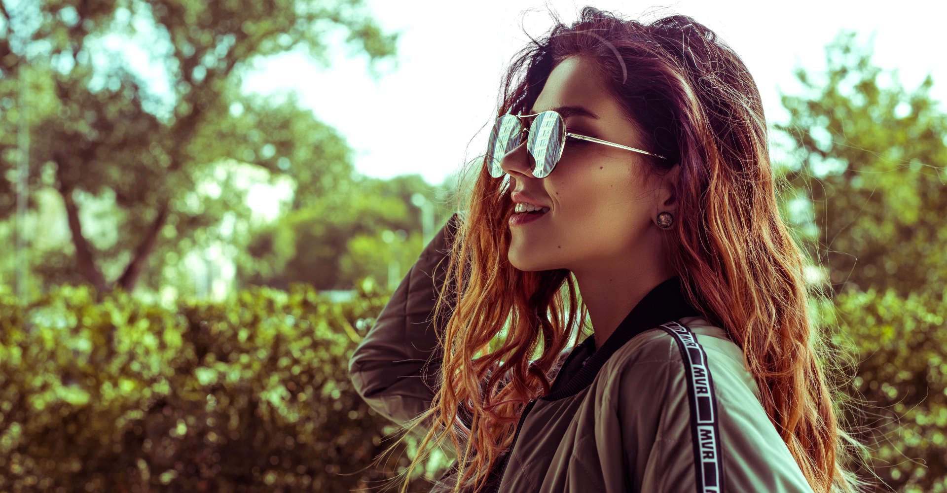 mulher exibe cabelos hidratados