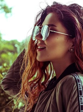 mulher exibe cabelos hidratados