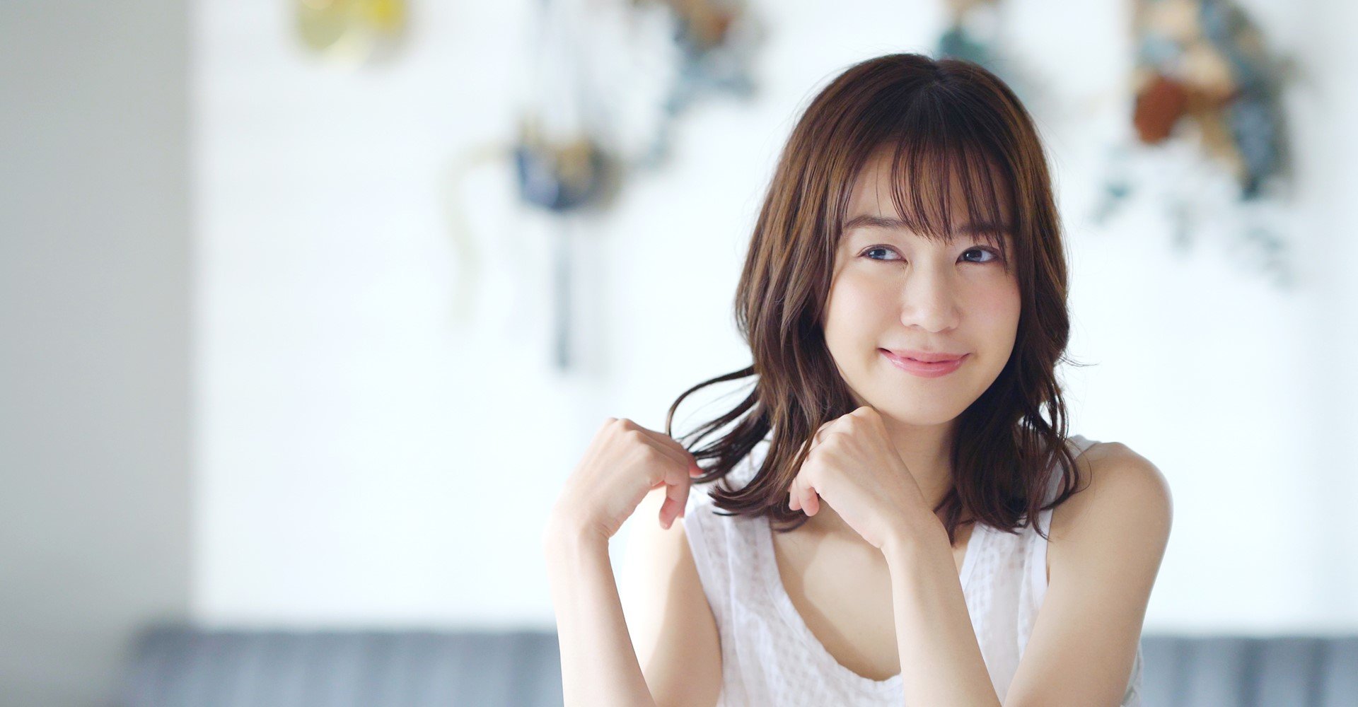 mulher verifica seus cabelos em frente ao espelho