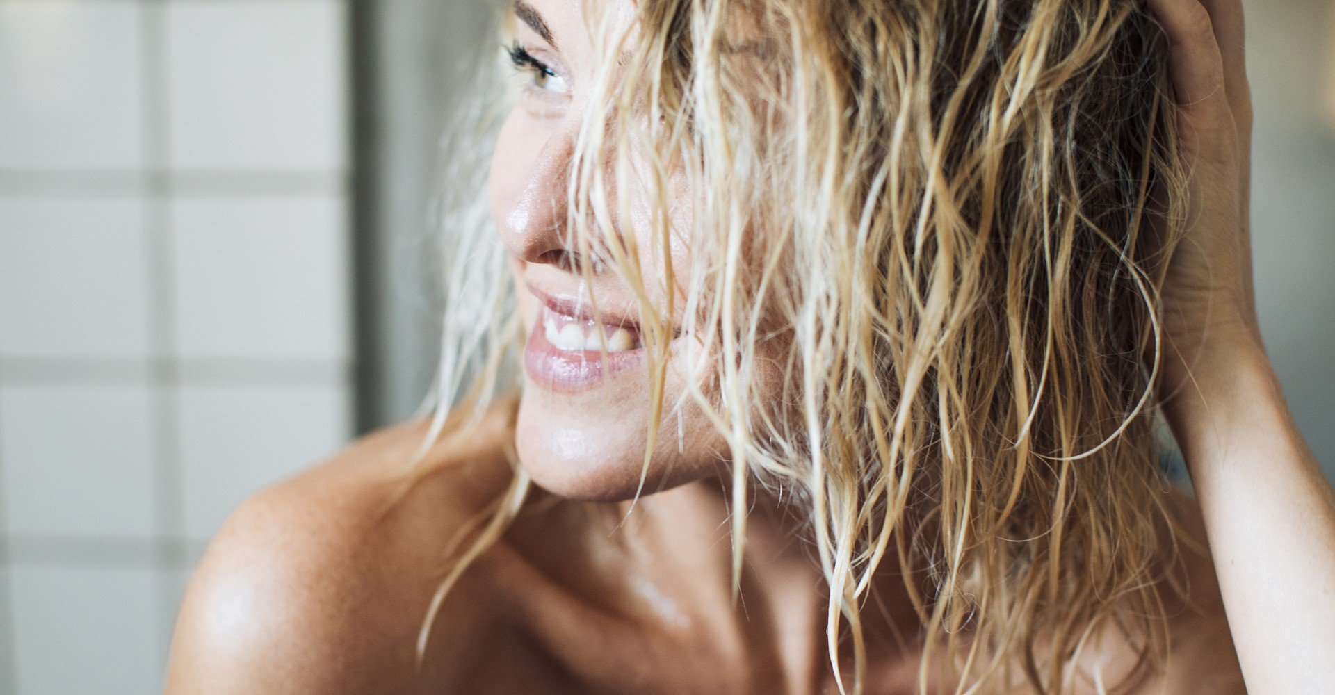 mulher com os cabelos hidratados