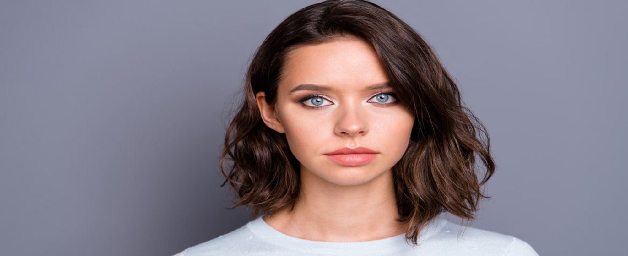 3Modelo Branca Com Corte De Cabelo Medio Ondulado