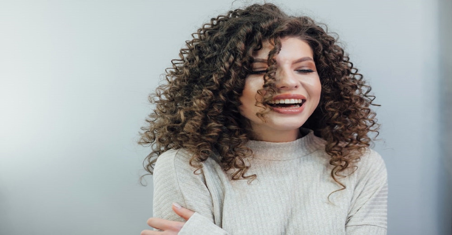 Saiba como secar o cabelo cacheado sem difusor