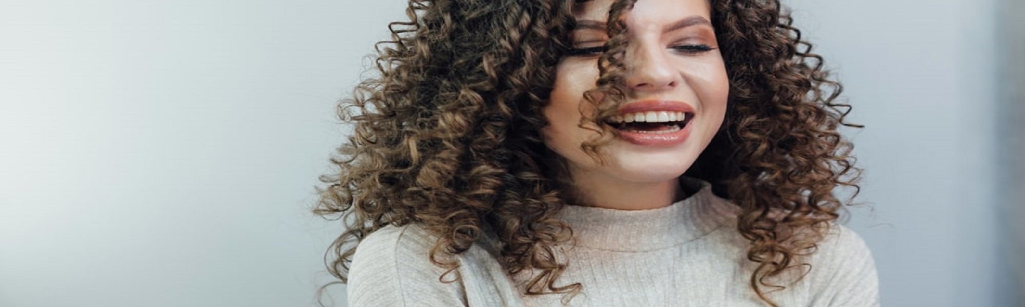 Saiba como secar o cabelo cacheado sem difusor