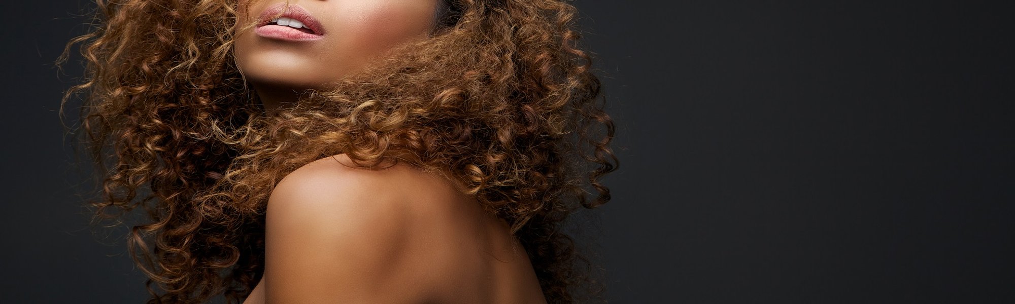 Saiba o que fazer para encorpar e definir o cabelo crespo