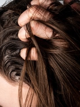 Cabelo oleoso: entenda as causas e como tirar oleosidade dos fios