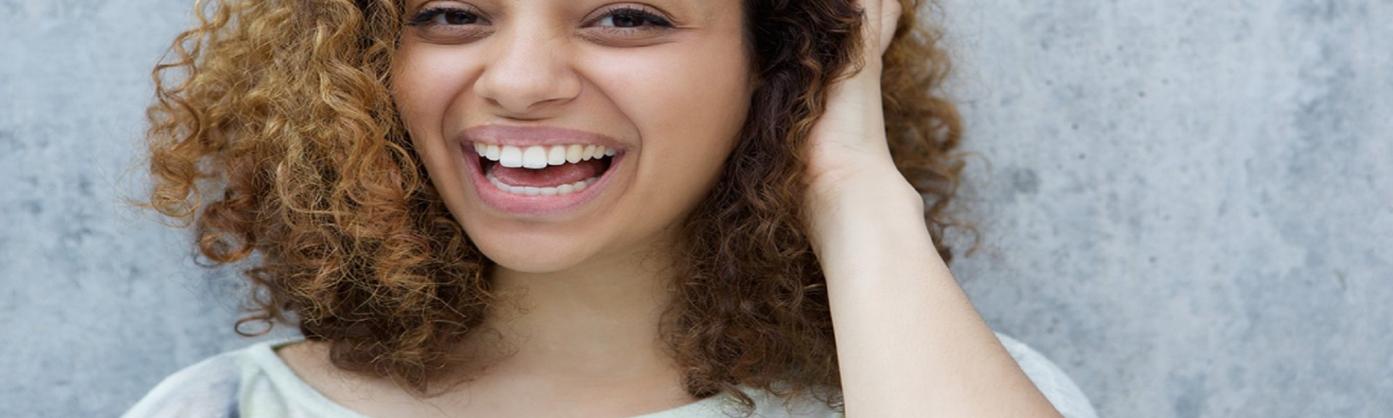 Aprenda 7 truques para evitar o frizz no cabelo cacheado