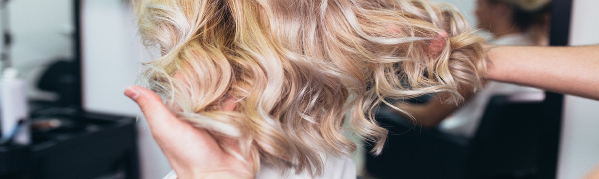 Saiba as diferenças entre cabelo tingido, tonalizado e descolorido