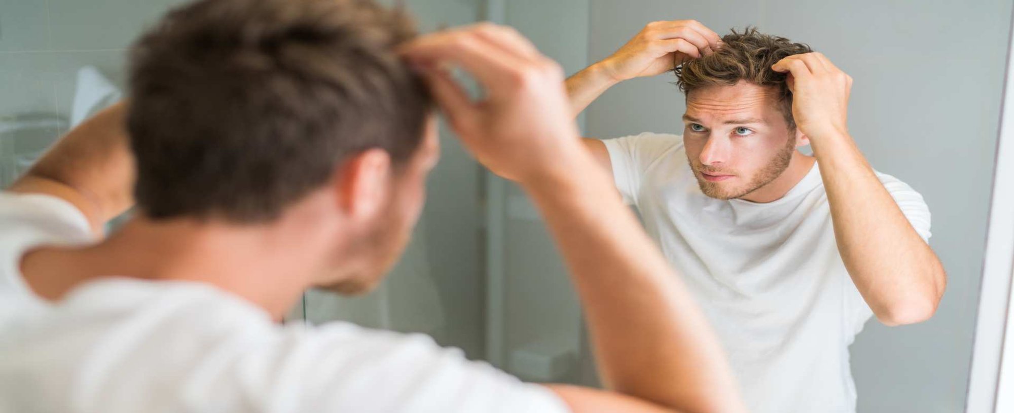 Homem Observando Seu Cabelo No Espelho