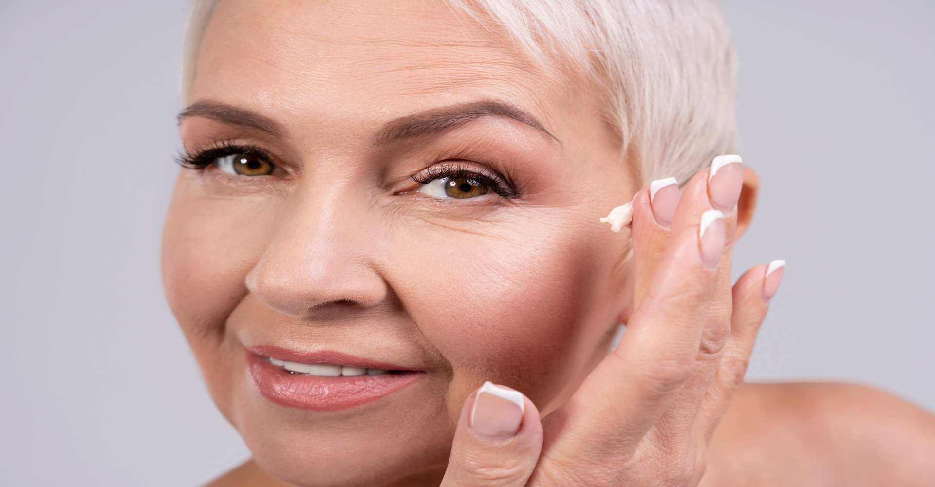 Idosa Passando Creme No Rosto