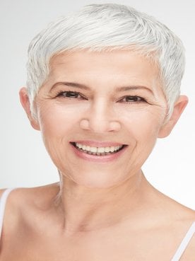 Idosa Sorrindo Com Cabelo Curto E Grisalho